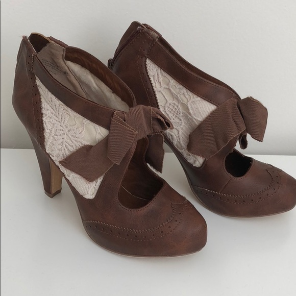 NWOT Brown Heels with Cream Lace - Picture 1 of 3